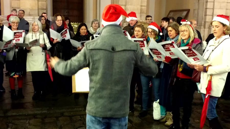 El Coro Eli canta estas navidades en la Plaza Nueva de Sevilla
